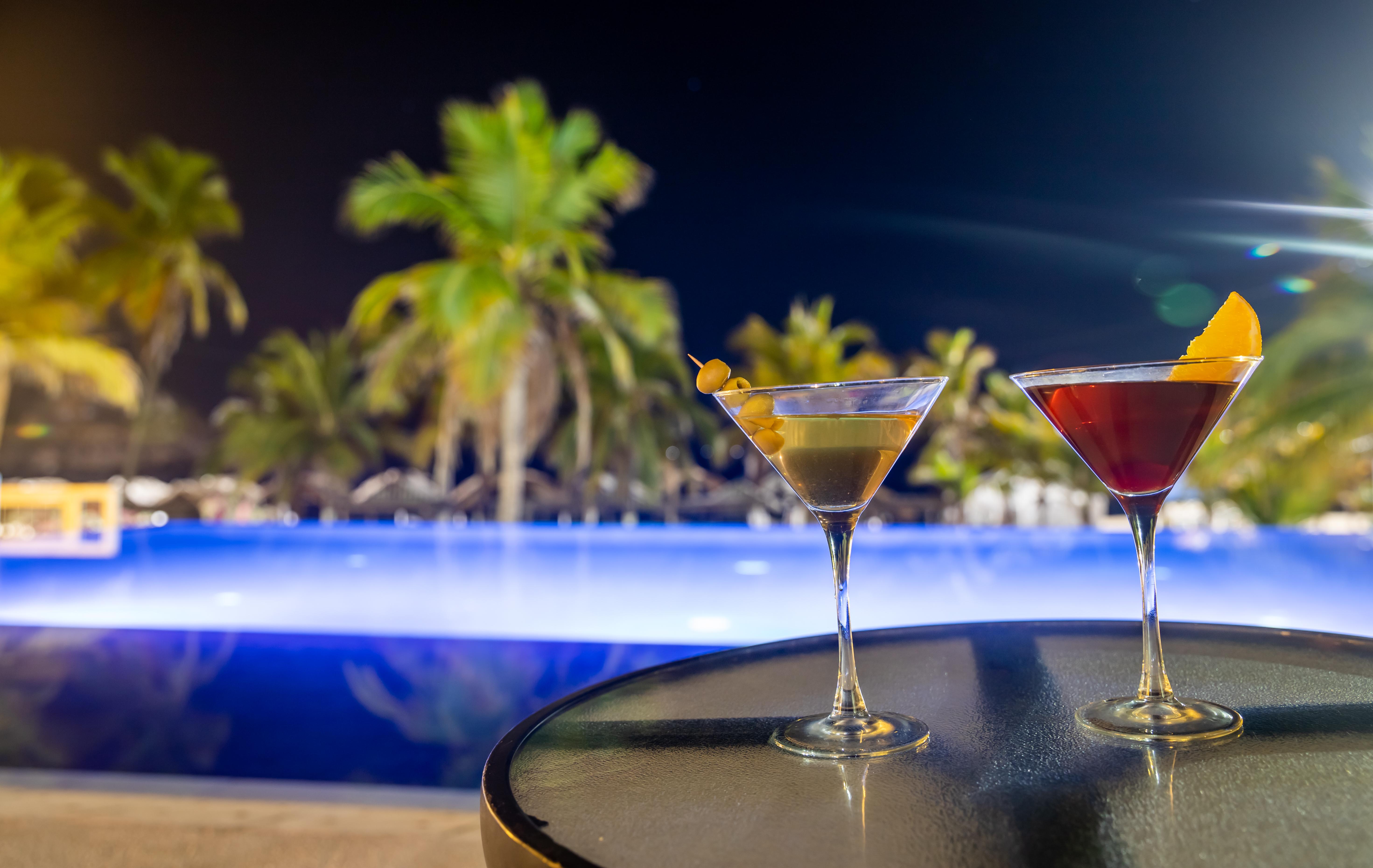 فندق إمبوريو أكابولكو المظهر الخارجي الصورة Cocktails at the pool