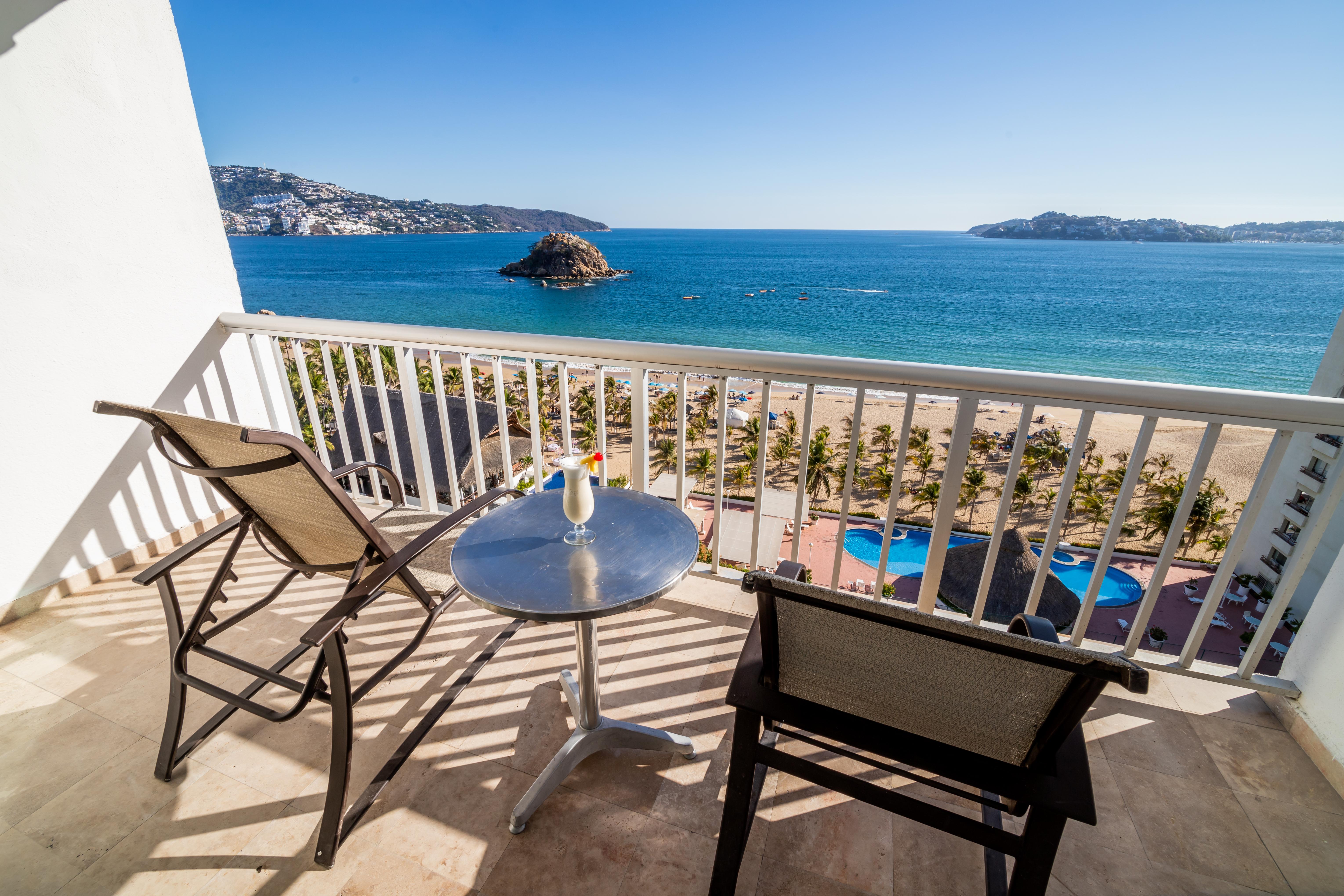 فندق إمبوريو أكابولكو المظهر الخارجي الصورة Balcony with a view of the sea
