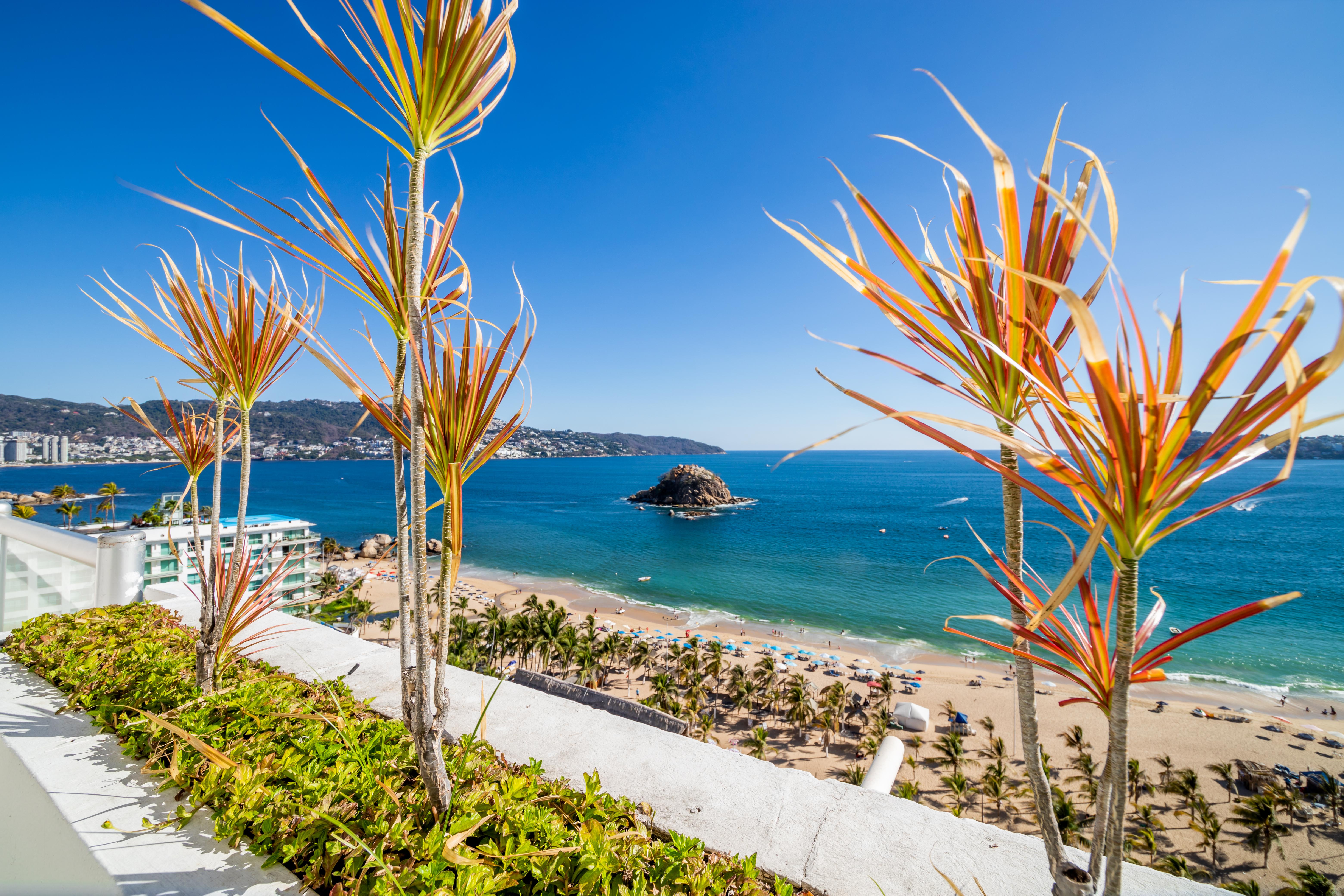 فندق إمبوريو أكابولكو المظهر الخارجي الصورة View of the beach from the hotel
